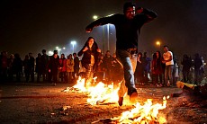 Иранцы сегодня  отмечают праздник огня Чахаршанбе-Сури - «Красная среда»   