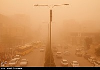 ايران ادارات و مدارس 9 شهر استان خوزستان را به علت گرد و غبار شديد تعطيل كرد