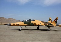 ايران، جنگنده جديد صاعقه 2 را رونمايی كرد 