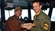   Уволен капитан авианосца США, просивший об экстренной помощи  