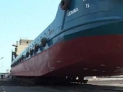 به آب اندازي نخستين کشتیِ کانتينر بر يخچالی دربندرعباس ایران