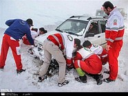 گرفتاران در برف جاده های  ایران امدادرسانی شدند
